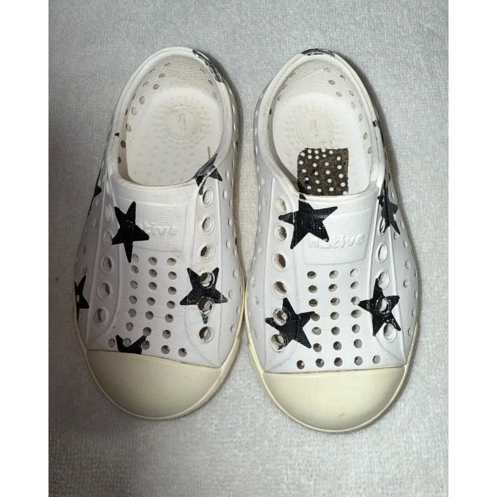 Native Kids Size‎ 5 Slip On Shoes White With Blue Stars